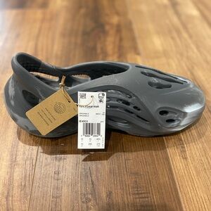 YZY FOAM RNR
Size 10 Grey